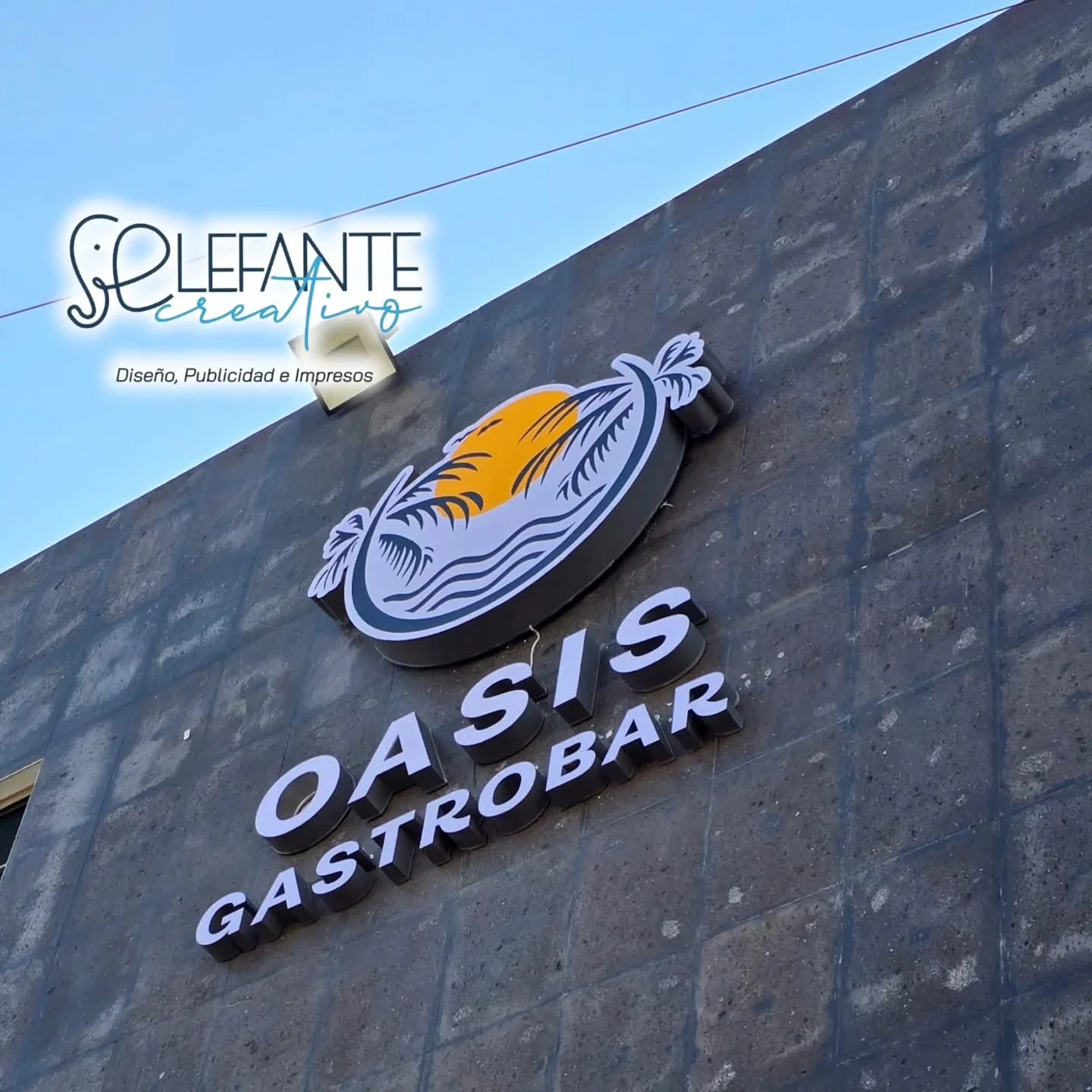 Anuncio Oasis Gastrobar con letras y emblema en volumen