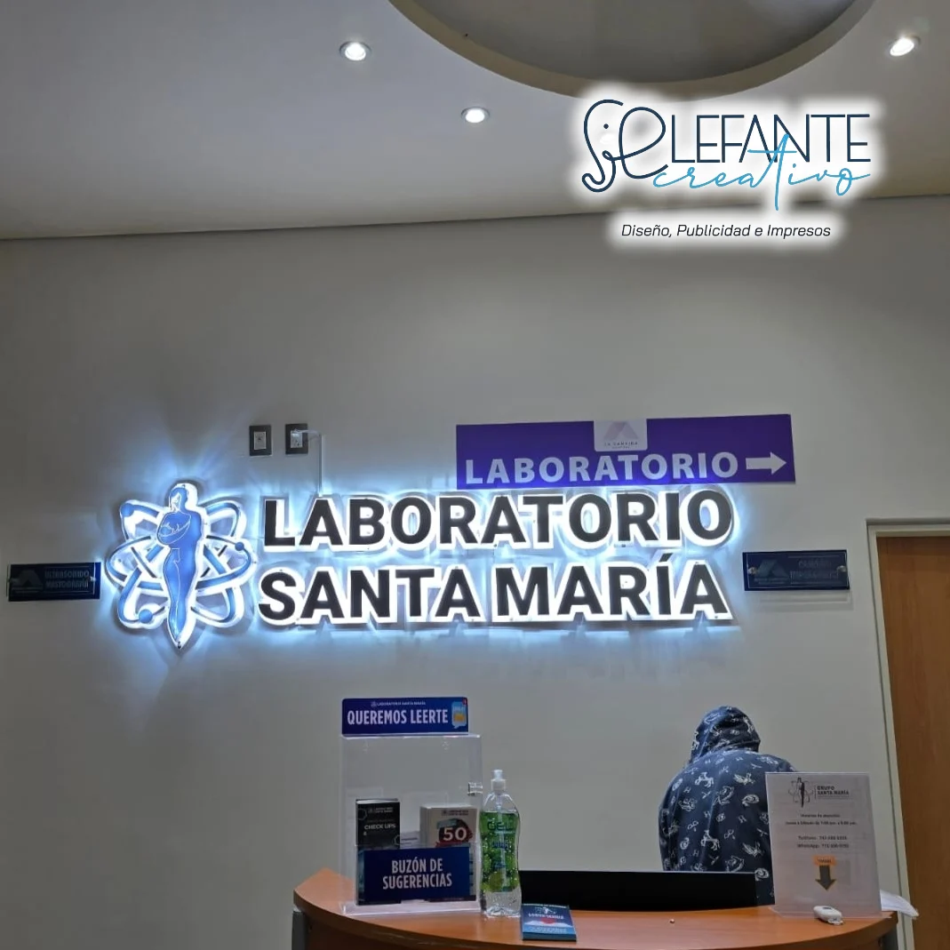 Anuncio iluminado de Laboratorio Santa María en un interior