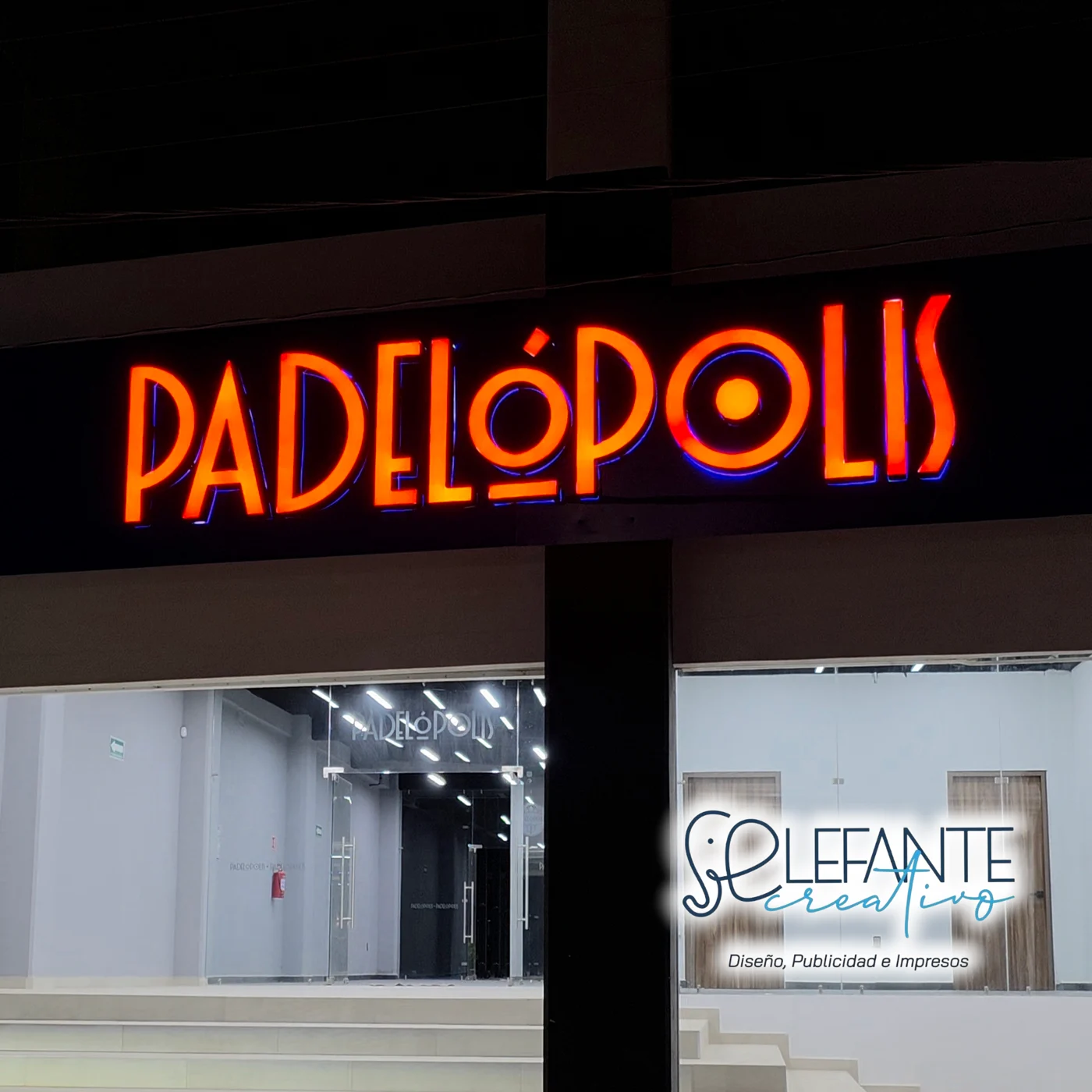 Letras iluminadas de Padelópolis fotografiadas de noche