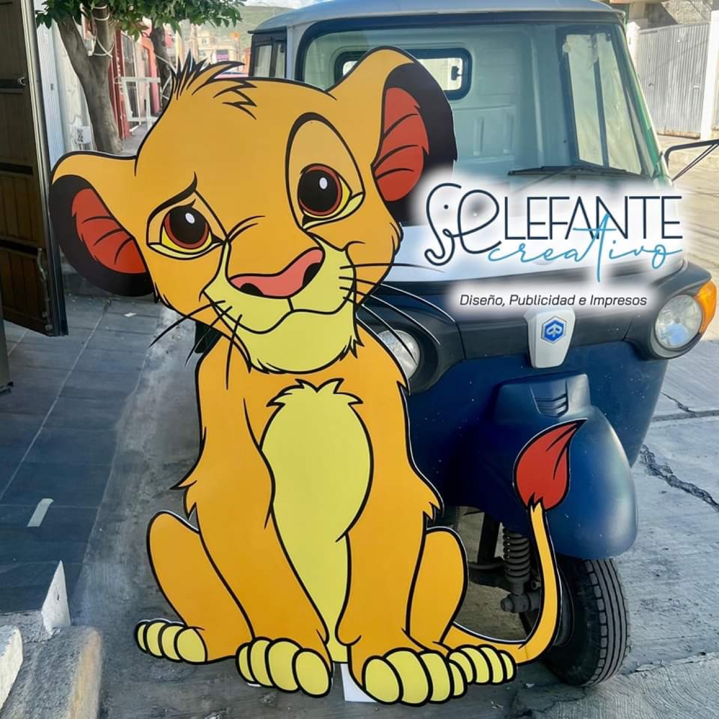 Figura de coroplast a tamaño real con forma de personaje