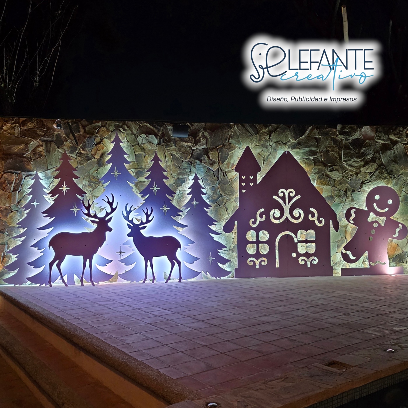Escenografía navideña iluminada instalada en exterior