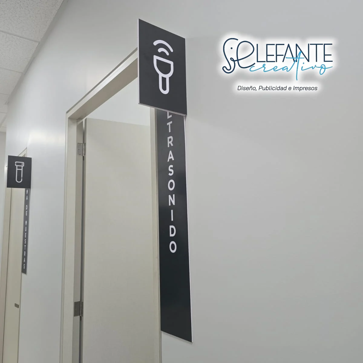 Señalética de ultrasonido instalada en un pasillo clínico
